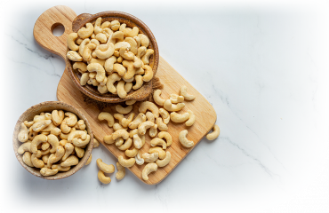 腰果树是一种热带常绿乔木，可生产腰果种子和腰果苹果。 印度是腰果的主要生产国之一。